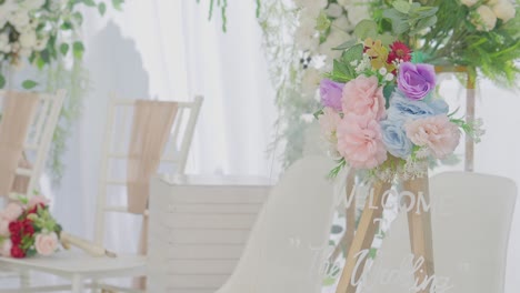 Vista-Cercana-De-Decoraciones-Florales-De-Boda-Con-Flores-En-Colores-Pastel-Descoloridos