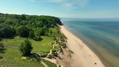 Empuje-Hacia-El-Sur-A-Lo-Largo-De-La-Costa-En-Muskegon,-Michigan.