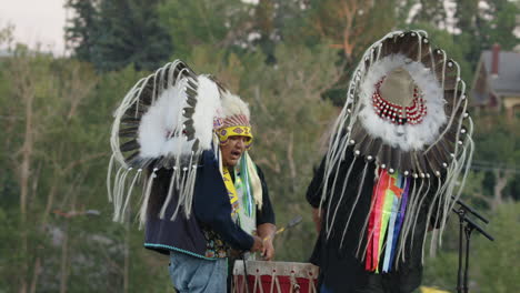 Einheimische-Trommler-Aus-Vier-Blackfoot-Bands-Spielen-Schlagzeug,-Calgary-Stampede