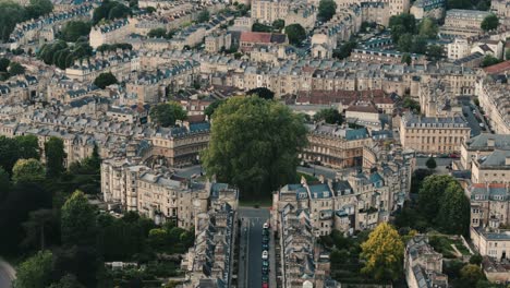 Vista-Aérea-Panorámica-Del-Histórico-Barrio-Del-Circo,-Bath,-Inglaterra