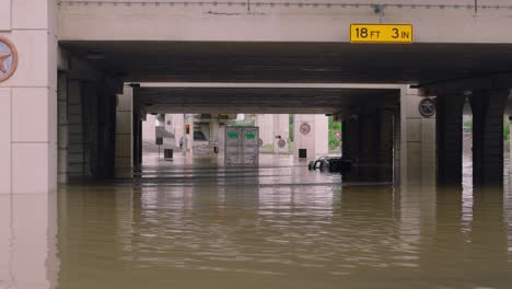 Vehículos-Varados-En-El-Paso-Subterráneo-De-La-Autopista-Después-Del-Paso-Del-Huracán-Beryl-Por-Houston,-Texas.