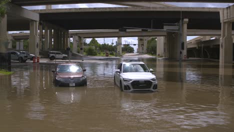 Vista-Por-Drones-De-Automóviles-En-Las-Aguas-De-La-Inundación-Después-De-Que-El-Huracán-Beryl-Azotara-Houston,-Texas