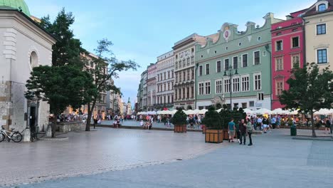 Multitud-De-Turistas-En-La-Plaza-Principal-Del-Casco-Antiguo-De-Cracovia-Por-La-Noche,-Edificios-Renacentistas-Y-Vistas-De-Las-Calles-De-Polonia