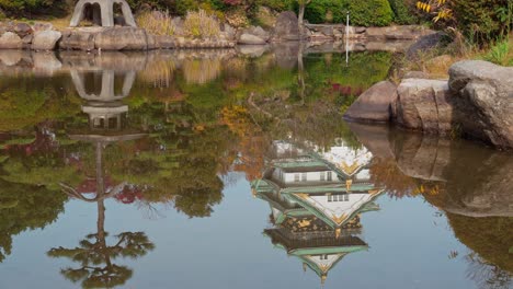 Spiegelung-Der-Burg-Von-Osaka-Im-Ruhigen-Wasser-In-Japan-Im-Herbst