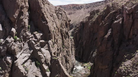 Escarpada-Garganta-Del-Río-Owens-Con-Agua-Corriente-Y-Empinadas-Paredes-De-Roca-Bajo-La-Luz-Del-Sol