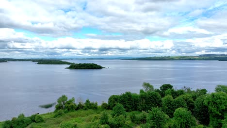 Irland:-Epische-Orte,-Drohnenflüge-Von-Holy-Island-Zu-Anderen-Kleinen-Inseln-Auf-Dem-Lough-Derg,-Dem-Shannon-Fluss,-Einem-Beliebten-Urlaubsziel