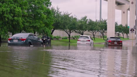 Autos-Stecken-In-Den-Fluten-Fest,-Nachdem-Hurrikan-Beryl-In-Houston,-Texas,-Großflächige-Überschwemmungen-Verursacht-Hat