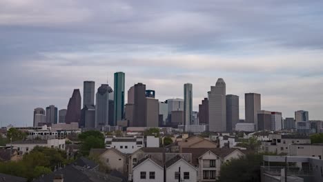 Zeitraffer-Der-Skyline-Von-Houston-Unter-Wechselnden-Wolken,-Der-Die-Dynamische-Energie-Und-Zersiedelung-Der-Stadt-In-Einem-Faszinierenden-Spiel-Aus-Licht-Und-Schatten-Einfängt