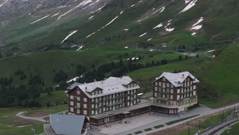 Vorderansicht-Der-Kleinen-Scheidegg-In-Der-Schweiz,-Eingebettet-In-Die-Natürliche-Schönheit-Der-Alpen