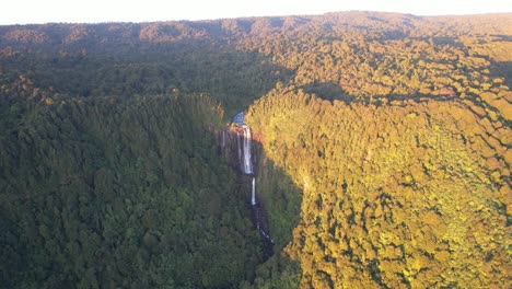 Panorama-Of-Wairere-Falls-On-Densely-Forest-Landscape-Of-Kaimai-Range-In-Okauia,-New-Zealand