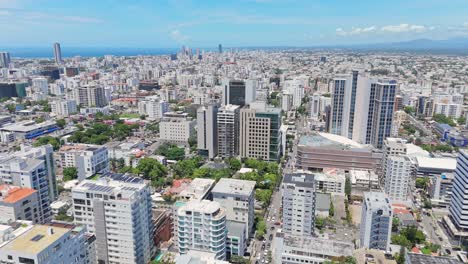 Descubra-El-Ecléctico-Encanto-Urbano-De-Santo-Domingo,-República-Dominicana,-En-Este-Vídeo-Que-Destaca-La-Arquitectura-Diversa,-Los-Mercados-Animados-Y-Las-Calles-Bulliciosas.