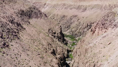 Owens-river-gorge-cutting-through-the-arid-alabama-hills-landscape,-aerial-view