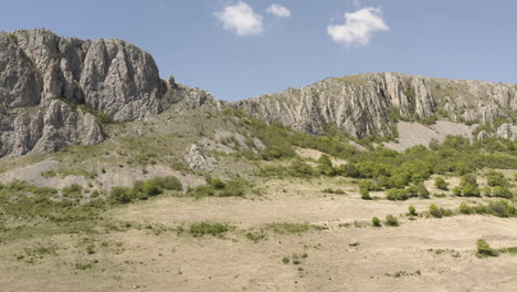 Rutas-De-Senderismo-Por-La-Montaña-De-Piatra-Secuiuului-En-Rimetea,-Rumania