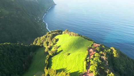 Drohnenüberflug-über-Den-Aussichtspunkt-Ponta-Da-Madrugada-In-Richtung-Atlantik,-Azoren-Archipel