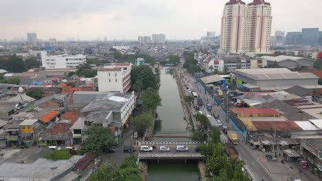 Elévese-Por-Encima-Del-Intenso-Tráfico-A-Lo-Largo-De-La-Carretera-JL-Pakin-En-El-Norte-De-Yakarta,-Indonesia