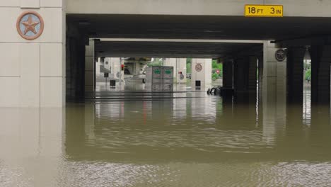 Establecimiento-De-Una-Toma-De-Las-Aguas-De-La-Inundación-En-El-Paso-Subterráneo-De-La-I-10-Oeste-En-Houston,-Texas.