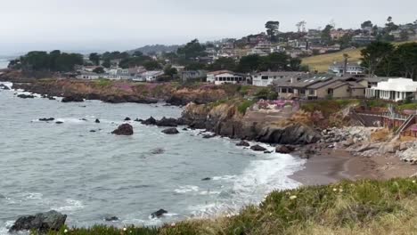 Cinematic-wide-panning-shot-of-a-quiet-oceanfront-community-on-California's-Central-Coast-in-Cambria