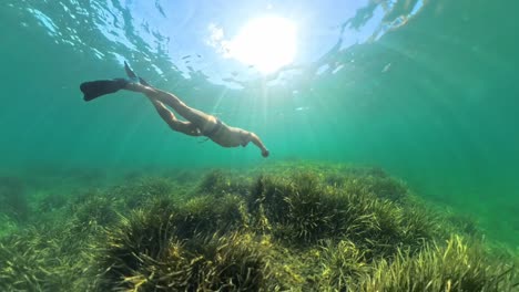 Apnea-En-Una-Colina-De-Poseidonia-En-El-Mediterráneo.