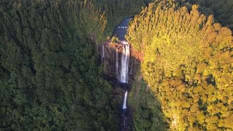 Vista-Panorámica-De-Wairere-Cae-Sobre-Las-Montañas-Forestales-De-La-Cordillera-Kaimai-En-Okauia-En-La-Isla-Norte,-Nueva-Zelanda