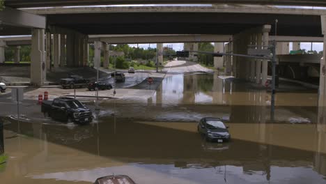 Vista-Por-Drones-De-Automóviles-En-Las-Aguas-De-La-Inundación-Después-De-Que-El-Huracán-Beryl-Azotara-Houston,-Texas