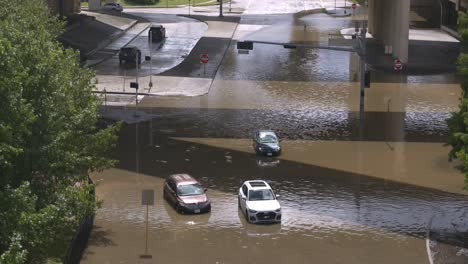 Vista-Por-Drones-De-Automóviles-En-Las-Aguas-De-La-Inundación-Después-De-Que-El-Huracán-Beryl-Azotara-Houston,-Texas