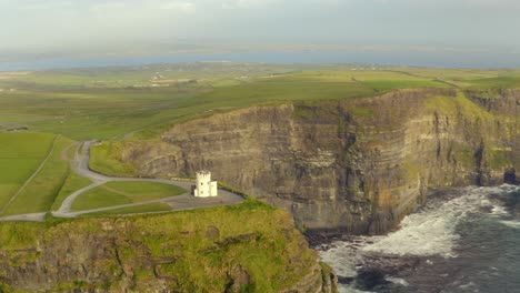 Zeitlupen-Umlaufbahn-Um-O&#39;Brien&#39;s-Tower-An-Den-Cliffs-Of-Moher