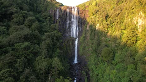 Wairere-Falls-Over-The-Kaimai-Escarpment-In-Waikato,-Okauia,-North-Island,-New-Zealand