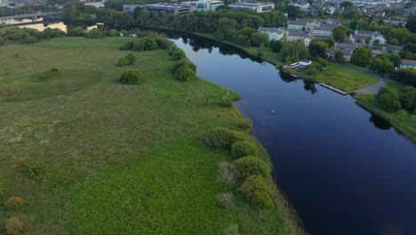 Panorámica-Aérea-Rápida-A-Través-De-Las-Orillas-Del-Río-Corrib-En-Galway,-Irlanda,-Al-Atardecer.