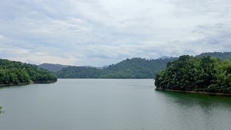 Beautiful-lake-and-green-mountain-natural-scenery-in-Kuala-Kubu-Bharu,-Selangor,-Malaysia