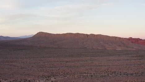 Plano-Amplio-Del-Valle-De-Fuego-Durante-La-Puesta-De-Sol-Que-Se-Asemeja-Al-Paisaje-Marciano,-Estados-Unidos