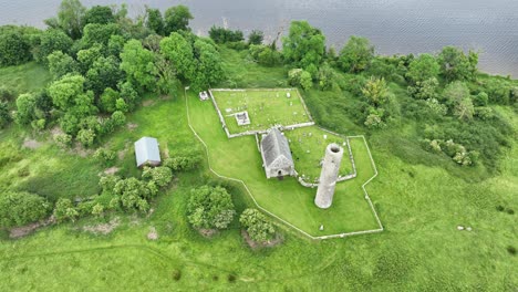 Irland:-Epische-Orte,-Drohnen-Umkreisen-Historische-Religiöse-Stätten-Auf-Der-Heiligen-Insel-Lough-Derg,-Einem-Großen-See-Am-Fluss-Shannon