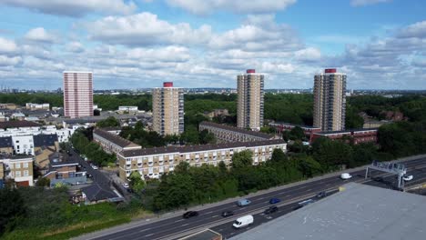 Drohnenaufnahmen-Von-Wohnhäusern-Und-Apartments-In-Einem-Vorort-Im-Osten-Londons