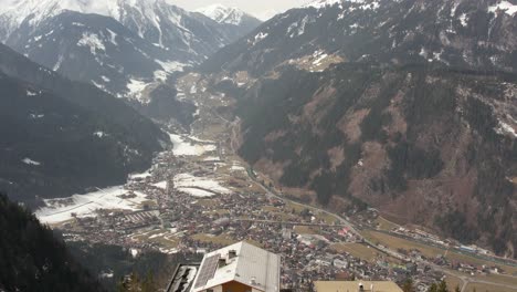 Ein-Alpiner-Rückzugsort-Hoch-In-Den-österreichischen-Alpen-Namens-Steinerkogl-Mit-Panoramablick-Auf-Ein-Malerisches,-Schneebedecktes-Tal-Und-Ein-Charmantes-Dorf-Darunter,-Bekannt-Als-Mayrhofen