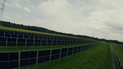 Drones-Volando-Sobre-El-Campo-Agrícola-Y-El-Sistema-Fotovoltaico,-Paneles-Solares-Instalados-En-Filas-Entre-Los-Campos,-Estiria,-Austria