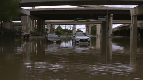 Hurrikan-Beryl-Lässt-Autos-In-Den-Fluten-In-Houston,-Texas,-Stecken-Bleiben