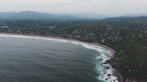 Drone-Revela-Casas-A-Lo-Largo-De-La-Costa-De-Puerto-Escondido-Oaxaca-México-En-Un-Día-Tormentoso