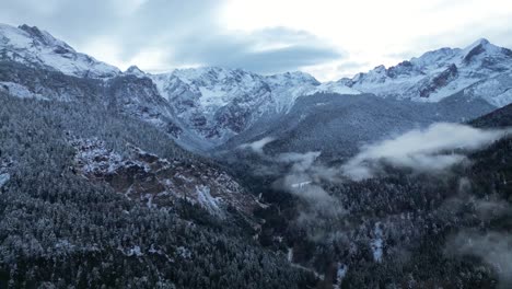 Vista-Aérea-De-Partnachklamm,-Un-Lugar-Pintoresco-Y-Una-Atracción-Natural-En-Alemania,-Cerca-De-Garmisch-Paterkirchen.