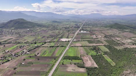 Vista-Aérea-De-La-Carretera-Panamericana-190-Cerca-De-Tlacolula,-Oaxaca,-México