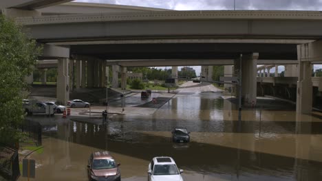 Vista-Por-Drones-De-Automóviles-En-Las-Aguas-De-La-Inundación-Después-De-Que-El-Huracán-Beryl-Azotara-Houston,-Texas