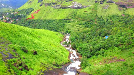 Hermosas-Cascadas-De-Palozhukum-Para-En-Vagamon,-Idukki,-Kerala,-El-Propio-País-De-Los-Dioses-De-Kerala