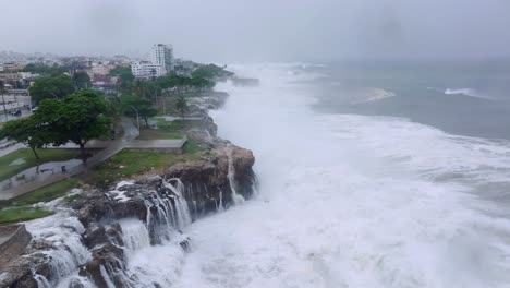 Catástrofe-Natural-Con-Olas-Rompientes-Del-Océano-Que-Inundan-La-Ciudad-Durante-El-Tormentoso-Huracán