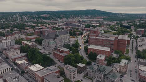 Vista-Panorámica-De-Los-Edificios-Urbanos-En-Sherbrooke,-Quebec,-Canadá---Disparo-De-Drones-En-órbita