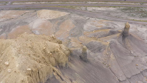 Rugged-utah-landscape-with-mesas,-canyons,-and-rock-formations-near-moab,-aerial-view