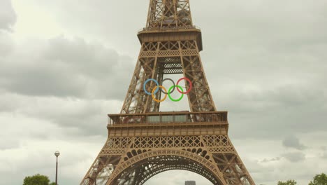 Paris-2024-–-Kultige-Olympische-Ringe-Schmücken-Den-Eiffelturm-Für-Die-Olympischen-Sommerspiele-2024-In-Paris,-Frankreich