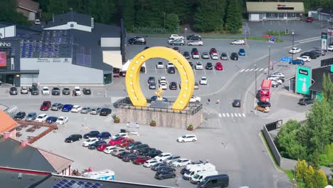 Yellow-OnnenKenkä-monument-outside-shopping-mall-Keskisen-Kyläkauppa