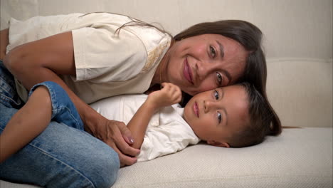 Zeitlupe-Eines-Jungen-Mexikanischen-Lateinamerikanischen-Jungen-Mit-T-Shirt-Und-Blue-Jeans,-Der-Mit-Seiner-Mutter-Posiert,-Sie-Neckt-Und-Lächelt