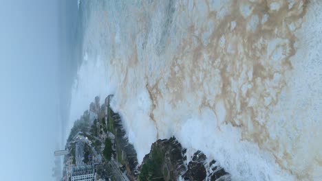 Vertikale-Aufnahme-Von-Schmutzigem-Wasser-An-Der-Küste-Der-Dominikanischen-Republik-Nach-Dem-Hurrikan-Beryl