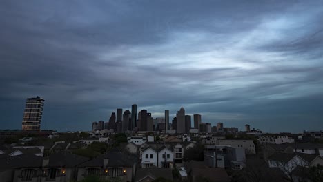 Timelapse-Del-Horizonte-De-Houston-Bajo-Nubes-Cambiantes,-Capturando-La-Energía-Dinámica-De-La-Ciudad-Y-La-Expansión-Urbana-En-Un-Fascinante-Juego-De-Luces-Y-Sombras.