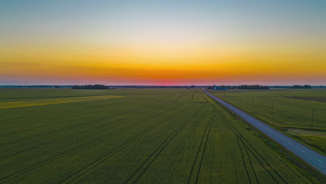 Landstraße-Entlang-Weitläufiger-Felder-Bei-Sonnenuntergang