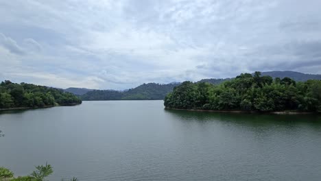 Hermoso-Lago-Y-Paisaje-Natural-De-Montaña-Verde-En-Kuala-Kubu-Bharu,-Selangor,-Malasia